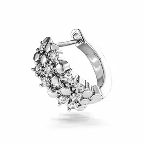 Orecchino a cerchio huggie in argento con zirconi per piercing alla cartilagine