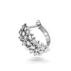 Elegante orecchino a cerchio color argento con micro-pavé di zirconi cubici lucidi