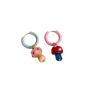 Pendientes de aro asimétricos con colgante de hongo de esmalte de colores