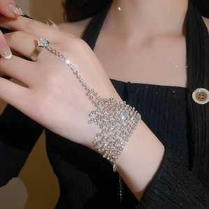 Gros plan détaillé d'une élégante bague bracelet intégrée en strass argentés sur un modèle
