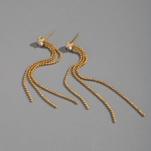 Dettaglio di orecchini a nappa placcati oro 18K con borchie rotonde in zirconi cubici