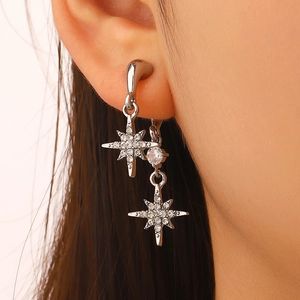 Detail van micro-pave ster oorbellen met glinsterende strass-steentjes