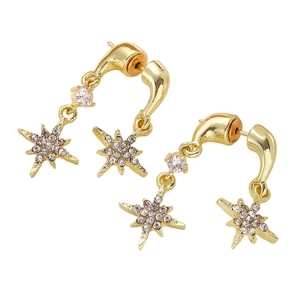 Detail van elegante gouden sterren oorbellen met micro-ingelegde zirkonia steentjes