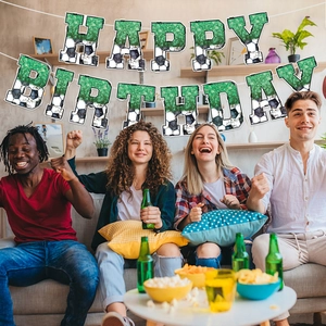 Banderole de football Happy Birthday pailletée verte suspendue dans une scène de fête