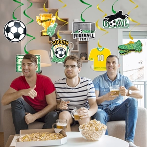 Décoration de fête de foot avec tourbillons suspendus, trophées et bannières de ballon