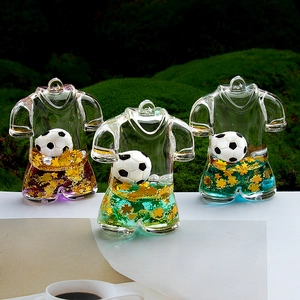 Détail de porte-clés maillot de foot avec sable mouvant liquide et mini ballons