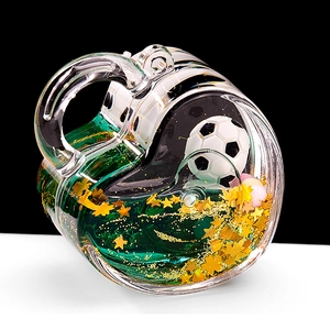 Détail du porte-clés cœur en acrylique avec liquide vert, étoiles dorées et ballon