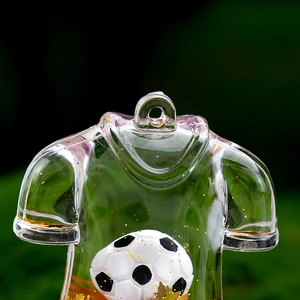 Détail d'un porte-clés maillot de foot en acrylique avec paillettes et mini ballon