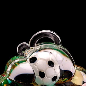 Gros plan d'un ballon de foot 3D dans un porte-clés en acrylique en forme de nuage