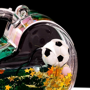 Vue macro d'un porte-clés foot liquide avec fluide vert et paillettes d'étoiles