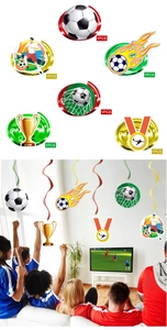 Détails de décorations de fête de football avec spirales suspendues et motifs trophées