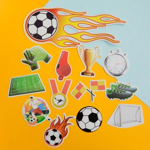 Détails de 12 décorations de gâteau football incluant trophée, gants et sifflet