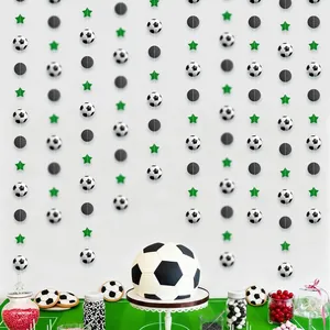 Décoration de fête de football avec guirlandes de ballons et étoiles vertes de sport
