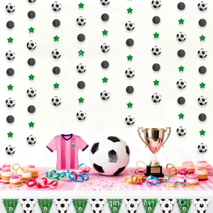 Détails de décoration de fête de football avec guirlandes et étoiles vertes suspendues