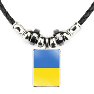 Rechteckige Kette mit Ukraine-Flaggenanhänger an schwarzer Kordel mit Metallperlen