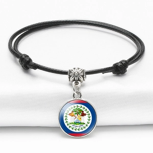 Détail du pendentif drapeau Belize en verre sur un bracelet tressé noir réglable
