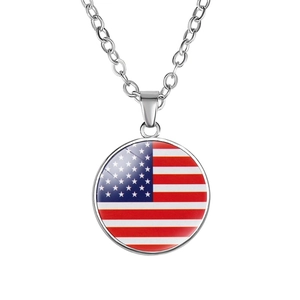 Detail einer silbernen Halskette mit US-Flaggen-Anhänger und eleganter Glaskabochon-Oberfläche