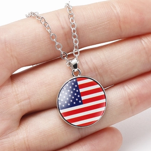 Halskette mit rundem Anhänger und USA-Flaggen-Design aus silberfarbenem Metall für Damen