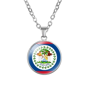 Detail einer runden Halskette mit dem Wappen von Belize an einer silbernen Metallkette