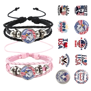 Détail de bracelets en cuir tressé avec drapeaux USA et pendentifs d'aigle interchangeables