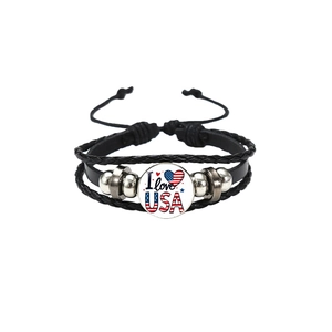 Détail du bracelet multicouche en cuir tressé avec drapeau USA et cordon réglable