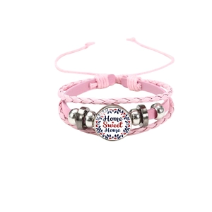 Détail du bracelet en cuir rose multicouche avec breloque en verre Home Sweet Home