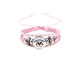 Détail du bracelet multicouche en cuir rose avec breloque aigle pour la fête de l'Indépendance