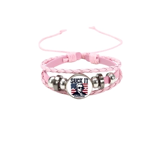 Gros plan du bracelet en cuir tressé rose avec portrait de Washington et drapeau USA