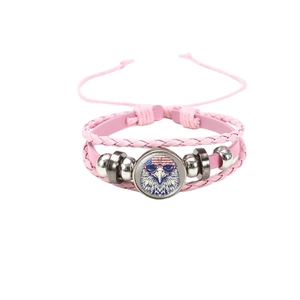 Détail du bracelet multicouche en cuir tressé rose avec breloque aigle drapeau USA