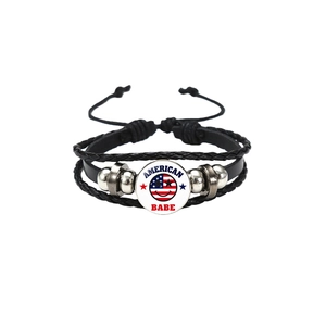 Détail du bracelet en cuir tressé multicouche avec pendentif drapeau américain en verre