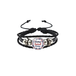 Détail d'un bracelet multicouche en cuir avec dôme en verre Home Sweet Home et perles