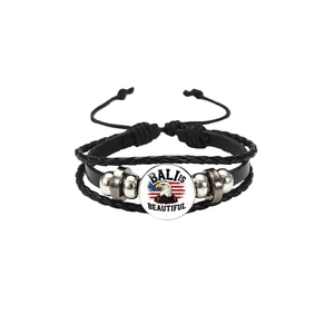 Détail du bracelet en cuir tressé avec pendentif aigle drapeau américain et cordon