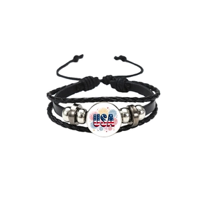 Détail d'un bracelet multicouche en cuir avec breloque en verre USA et perles métalliques