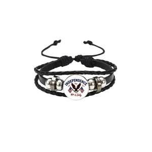 Détail du bracelet en cuir tressé multicouche avec pendentif drapeau aigle du 4 juillet