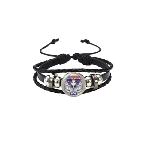 Détail du bracelet en cuir tressé avec motif de tête d'aigle et lunettes drapeau USA