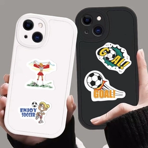 Détail de stickers de football sur des coques de téléphone noires et blanches en main