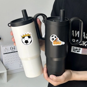 Détail d'autocollants de football étanches sur des gobelets en acier inoxydable avec paille