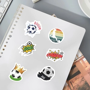 Détail d'autocollants de football étanches sur un carnet avec silhouettes sportives et texte