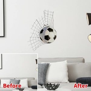 3D-Fußball-Wandtattoo Detail zeigt Vorher-Nachher-Effekt der Wandmontage im Wohnzimmer