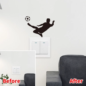 Dettaglio di un adesivo murale silhouette calciatore applicato sopra un interruttore