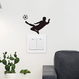 Adesivo murale silhouette calciatore per decorare l'interruttore in un soggiorno moderno