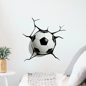Sticker mural 3D football créatif montrant un ballon de foot brisant le mur pour décor