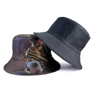 Cappello a secchiello nero e cappello da sole con stampa calcio, trofeo e corona