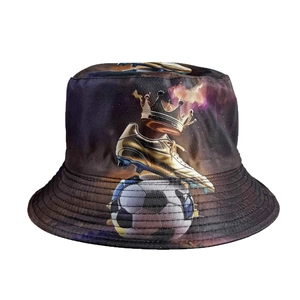 Cappello da pescatore sportivo con scarpa da calcio dorata e corona su sfondo stellato viola