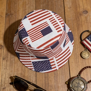 Bob réversible avec drapeau américain pour hommes et femmes dans un décor de voyage