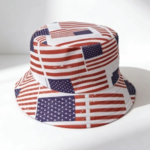 Vue détaillée du motif drapeau américain sur un chapeau bob réversible en coton