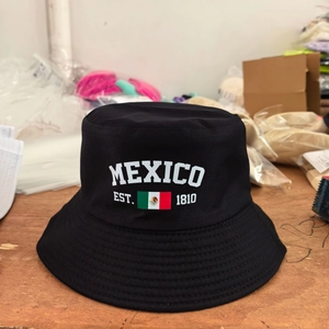 Vue détaillée du chapeau bob noir Mexique avec drapeau national et impression EST. 1810
