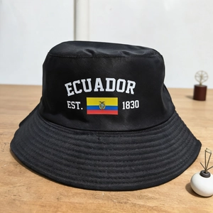 Cappello a secchiello Ecuador Mondiali 2026 nero con bandiera su tavolo in legno