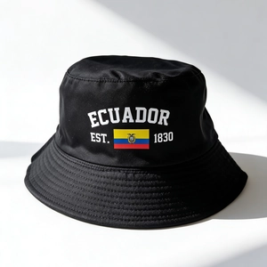 Dettaglio cappello pescatore nero Ecuador in cotone con stampa EST. 1830 e bandiera