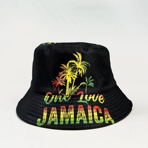 Détail d'un bob noir avec imprimé One Love Jamaica et silhouettes de palmiers tropicaux